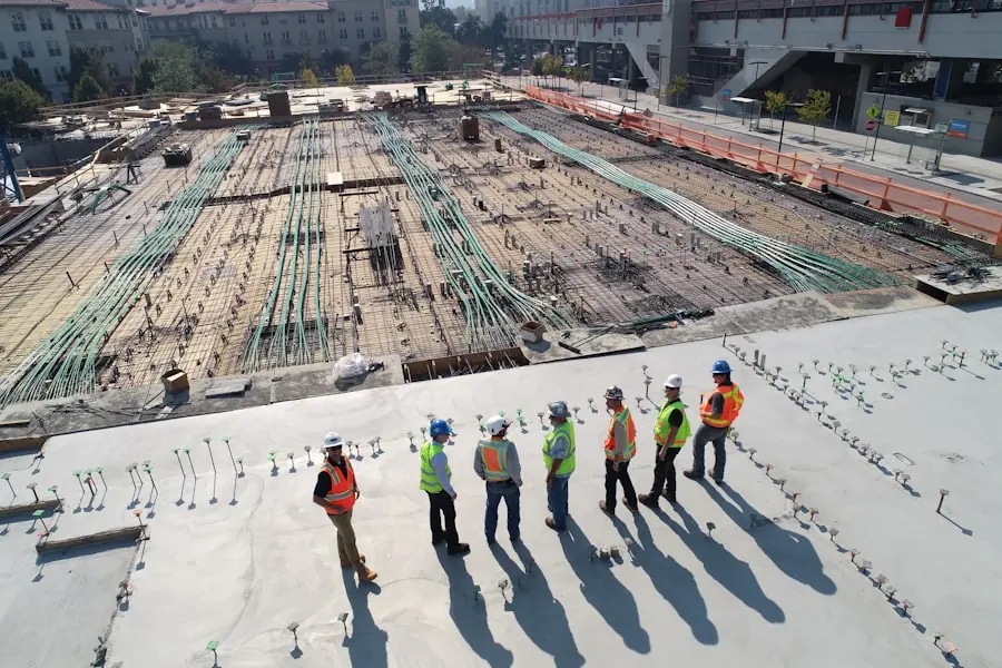 Profissional analisando planta de obra