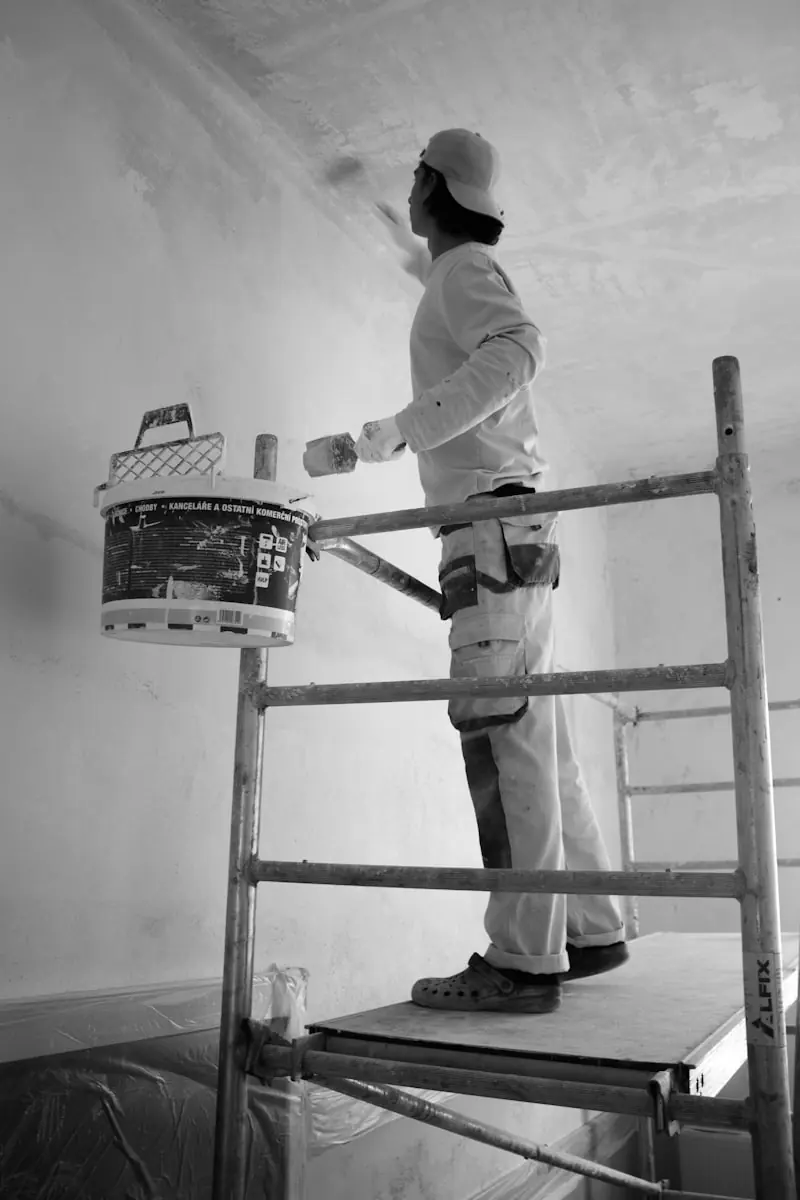 Profissional executando pintura e acabamento