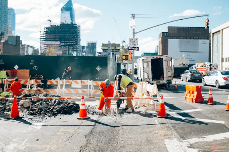 Equipe em obra de urbanização na via pública
